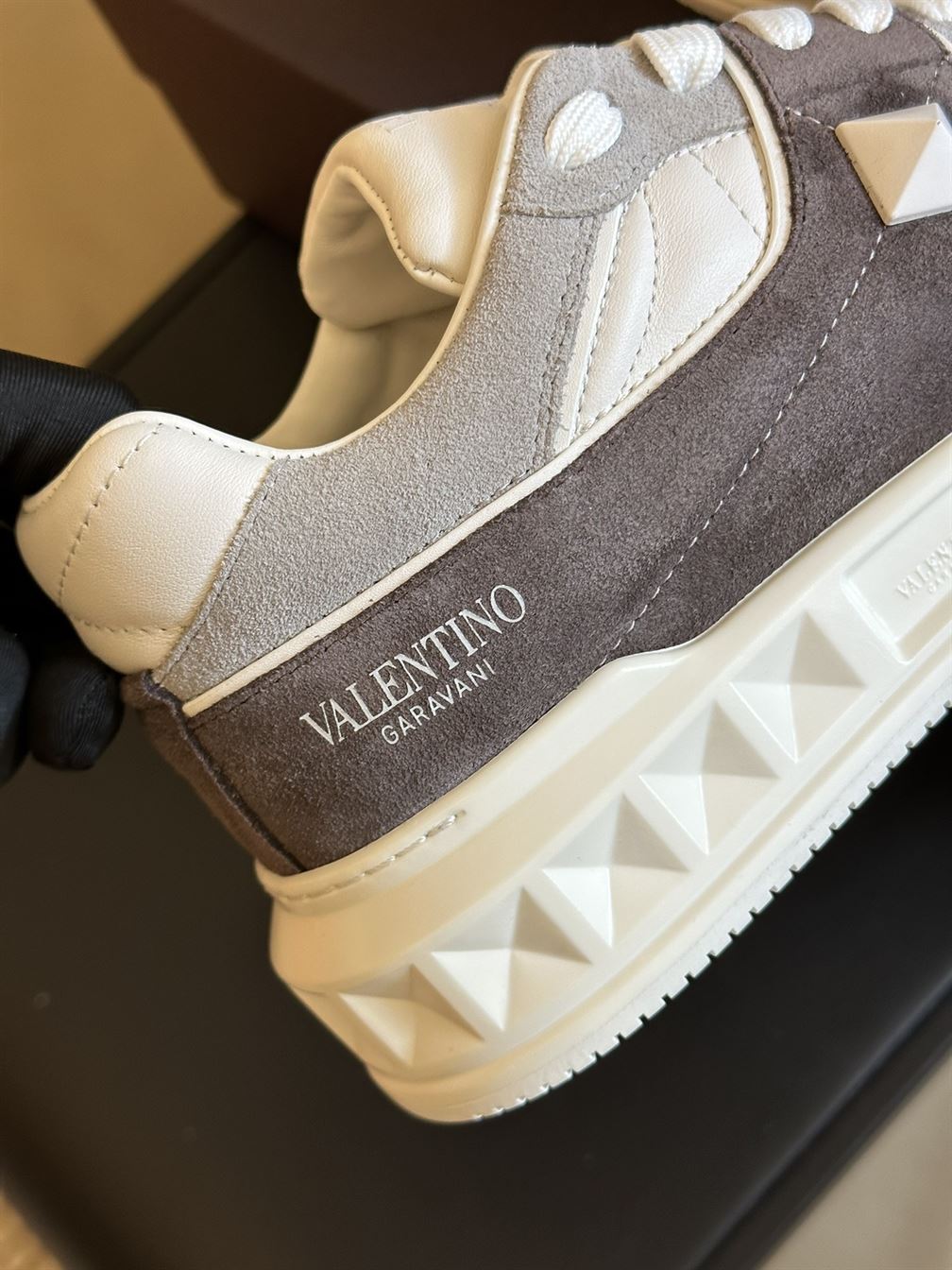 VALENTINO ONE STUD LOW-TOP SNEAKER IN SPLIT LEATHER AND NAPPA – VN010