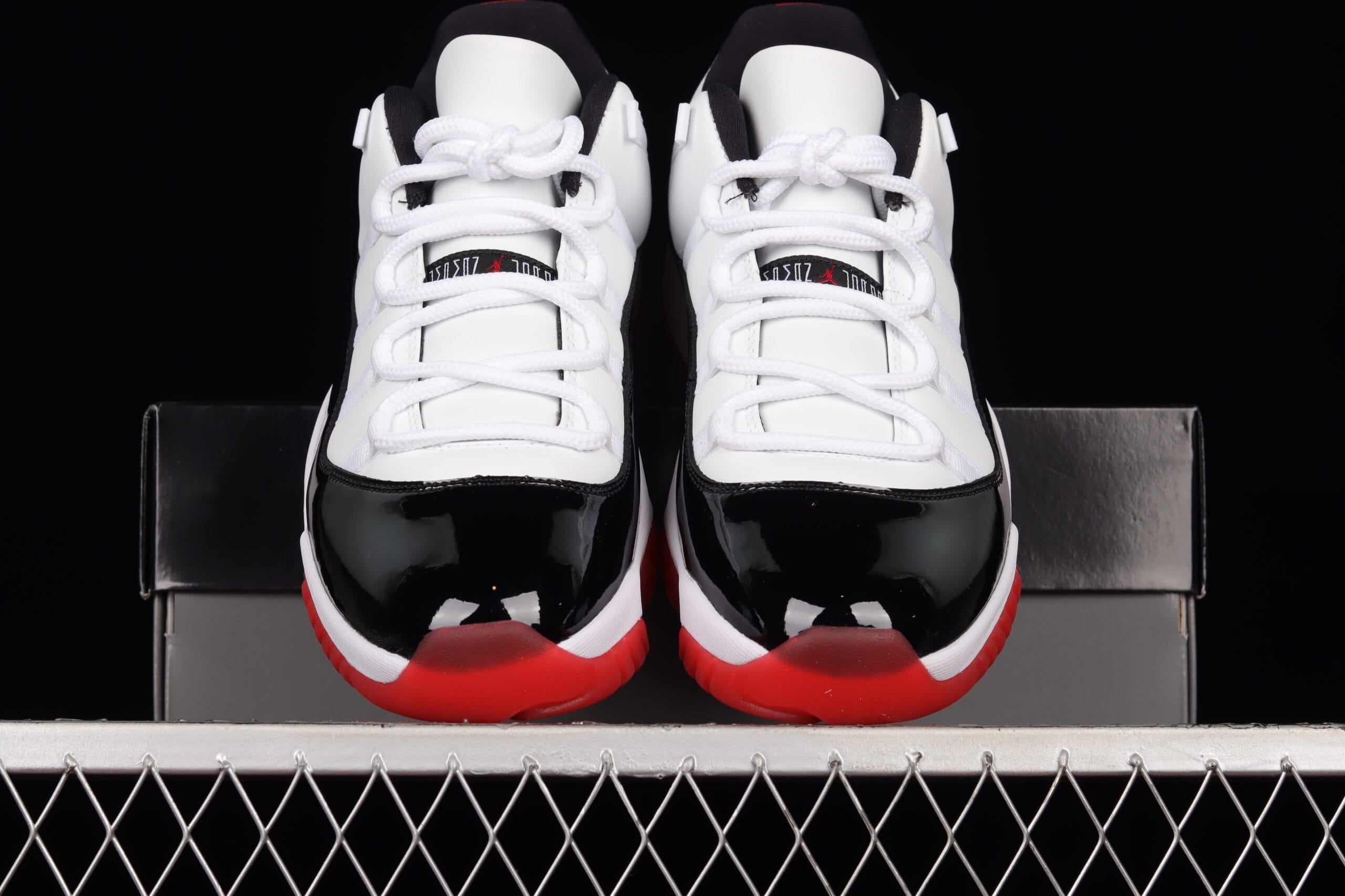 Jordan 11 Retro Low, Concord Bred