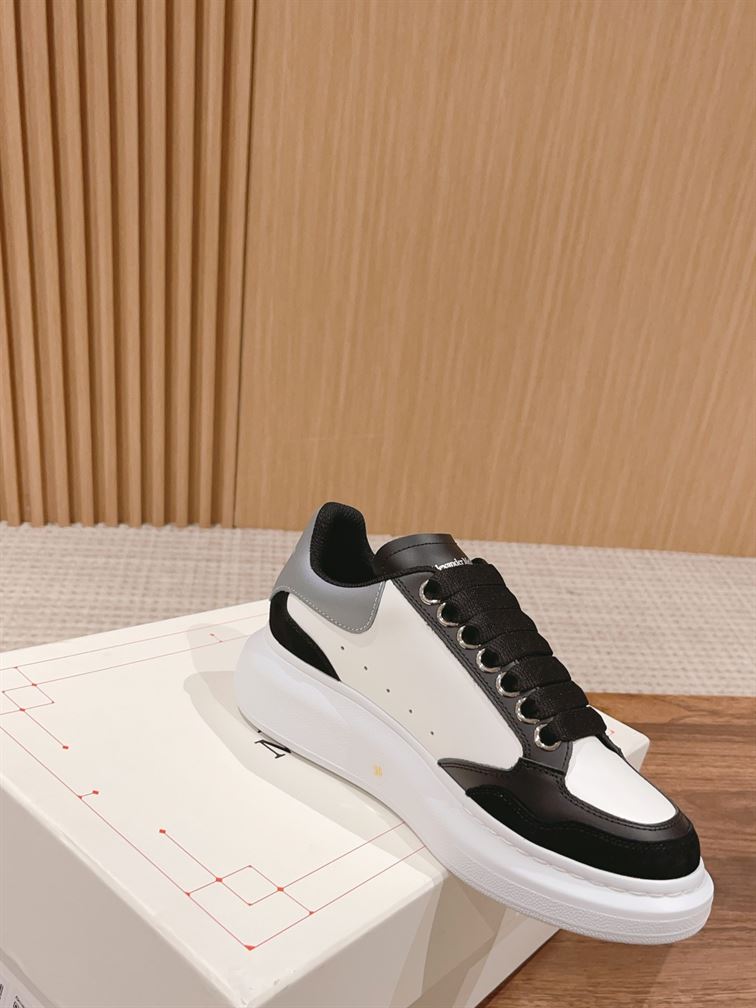 ALEXANDER MCQUEEN OVERSIZED SNEAKER IN BLACK/WHITE – ALD039