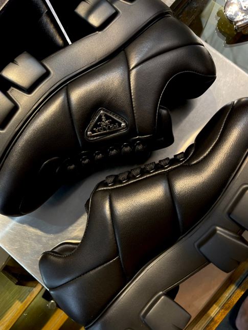 PRADA SOFT PADDED NAPPA LEATHER LACE-UP SHOES – PRS054