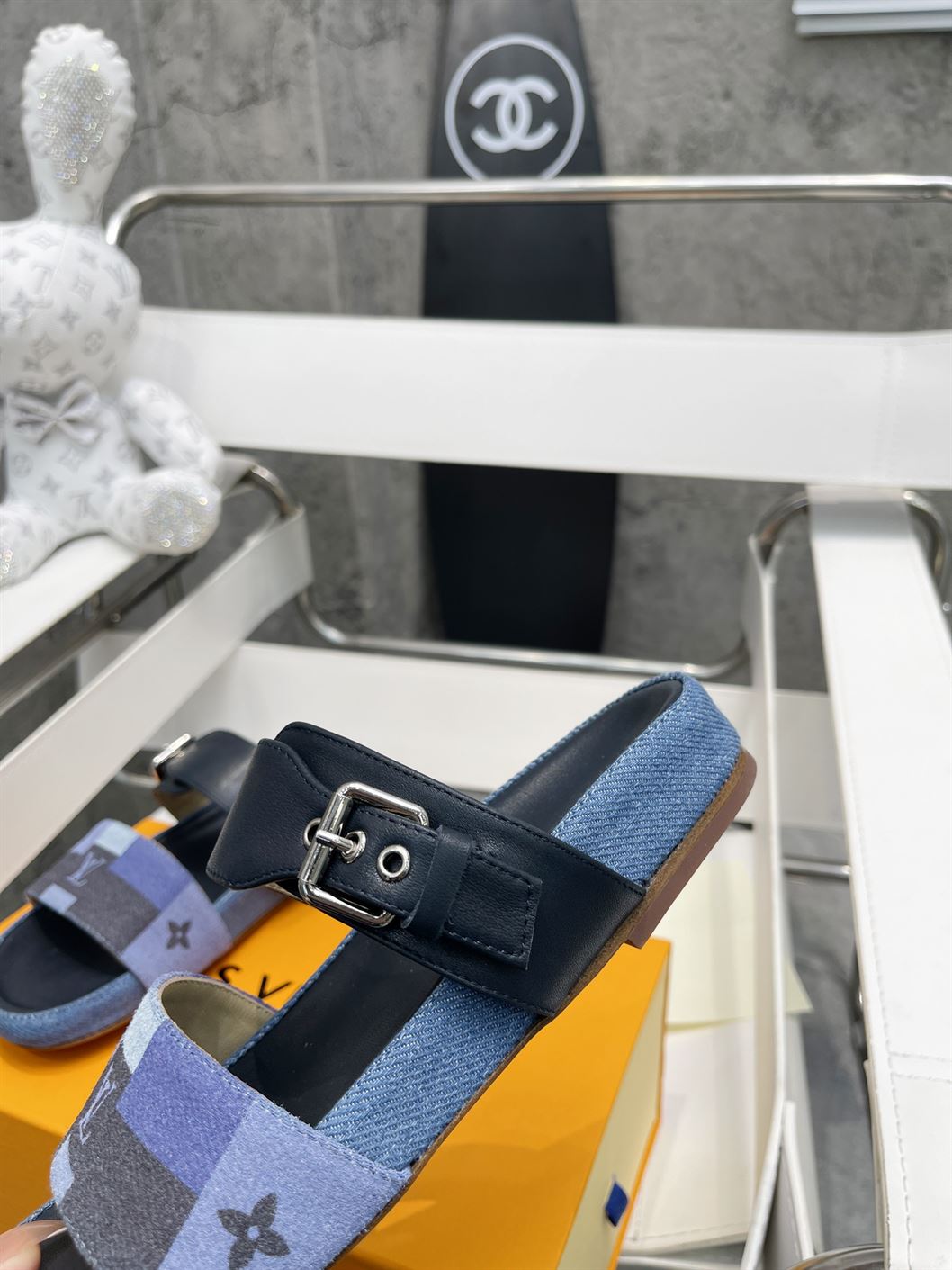 LOUIS VUITTON BOM DIA FLAT MULE – LVSD038