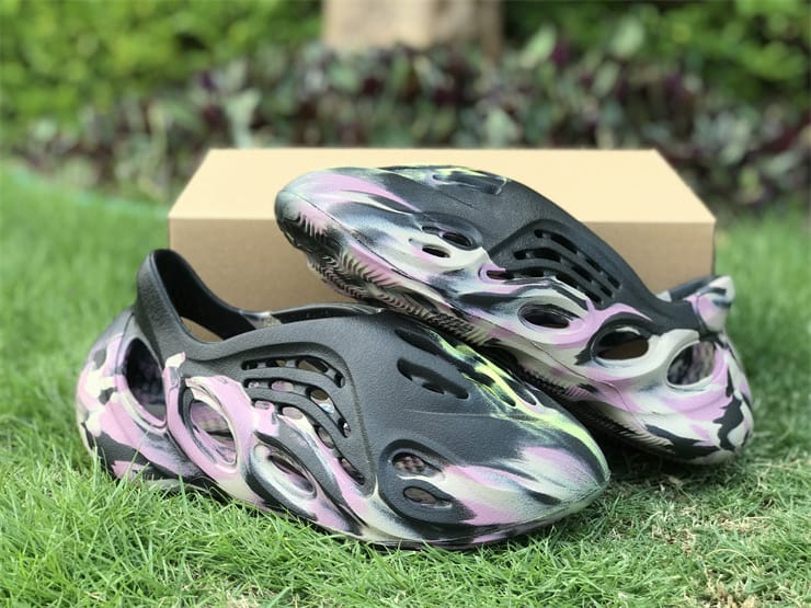 Yeezy Foam Runner”MX Carbon”