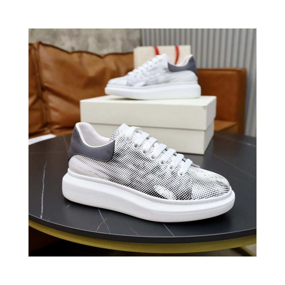 Alexander McQueen's classic star hit all-match white shoes