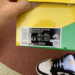 Supreme x Nike SB Dunk Low