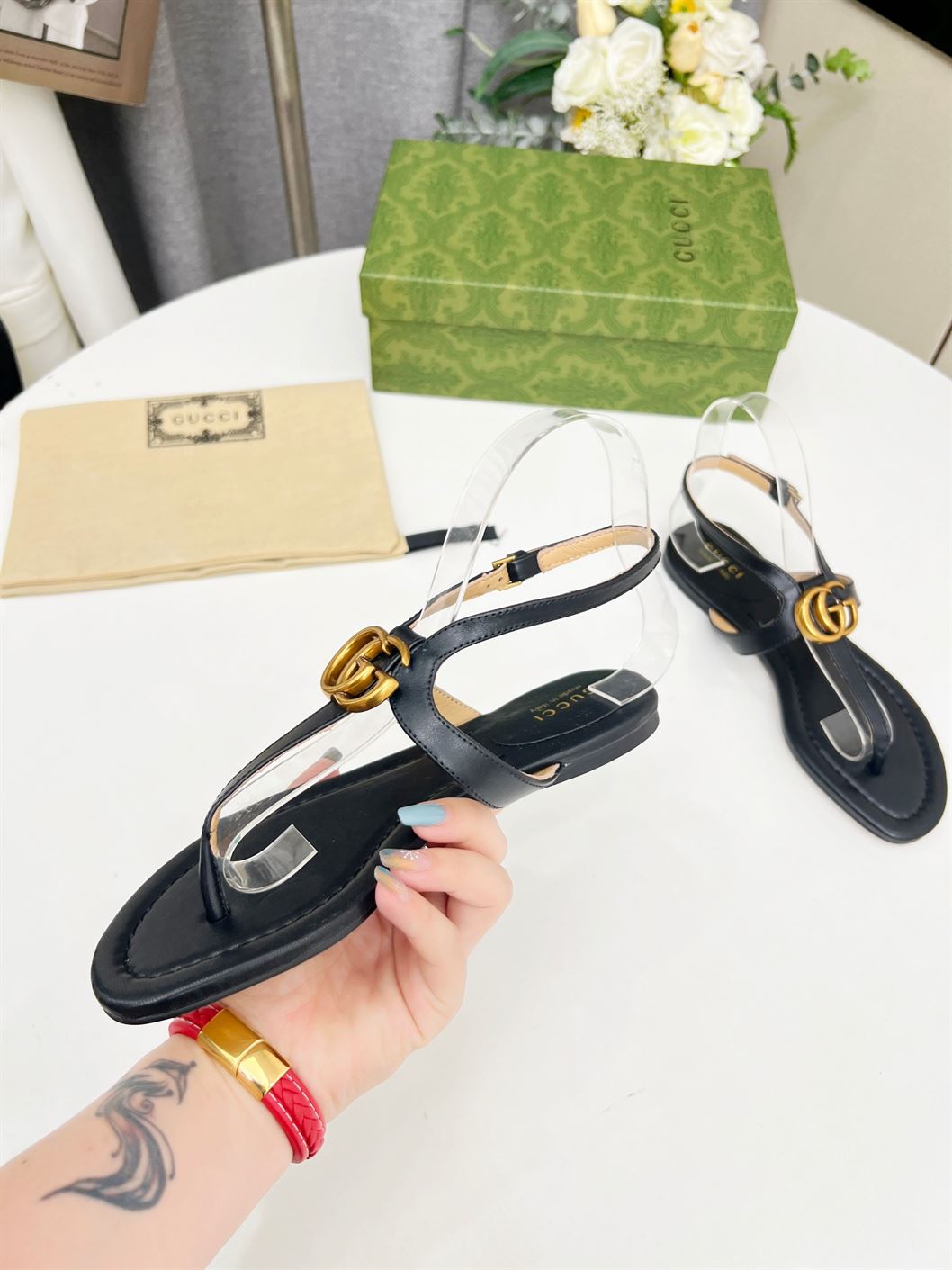 GUCCI WOMEN’S DOUBLE G THONG SANDAL BLACK LEATHER – GSL021