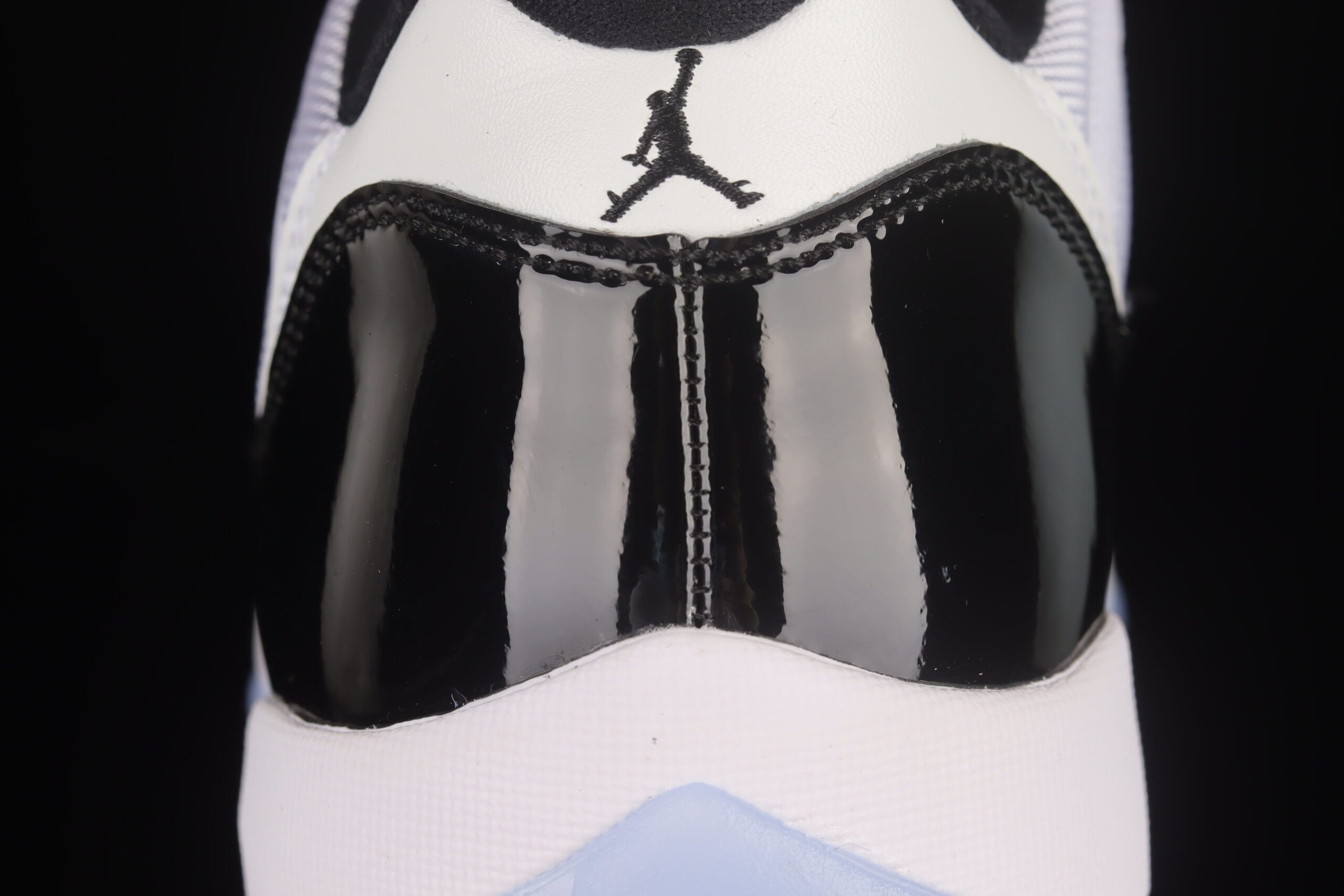 Air Jordan 11 Retro Low Concord