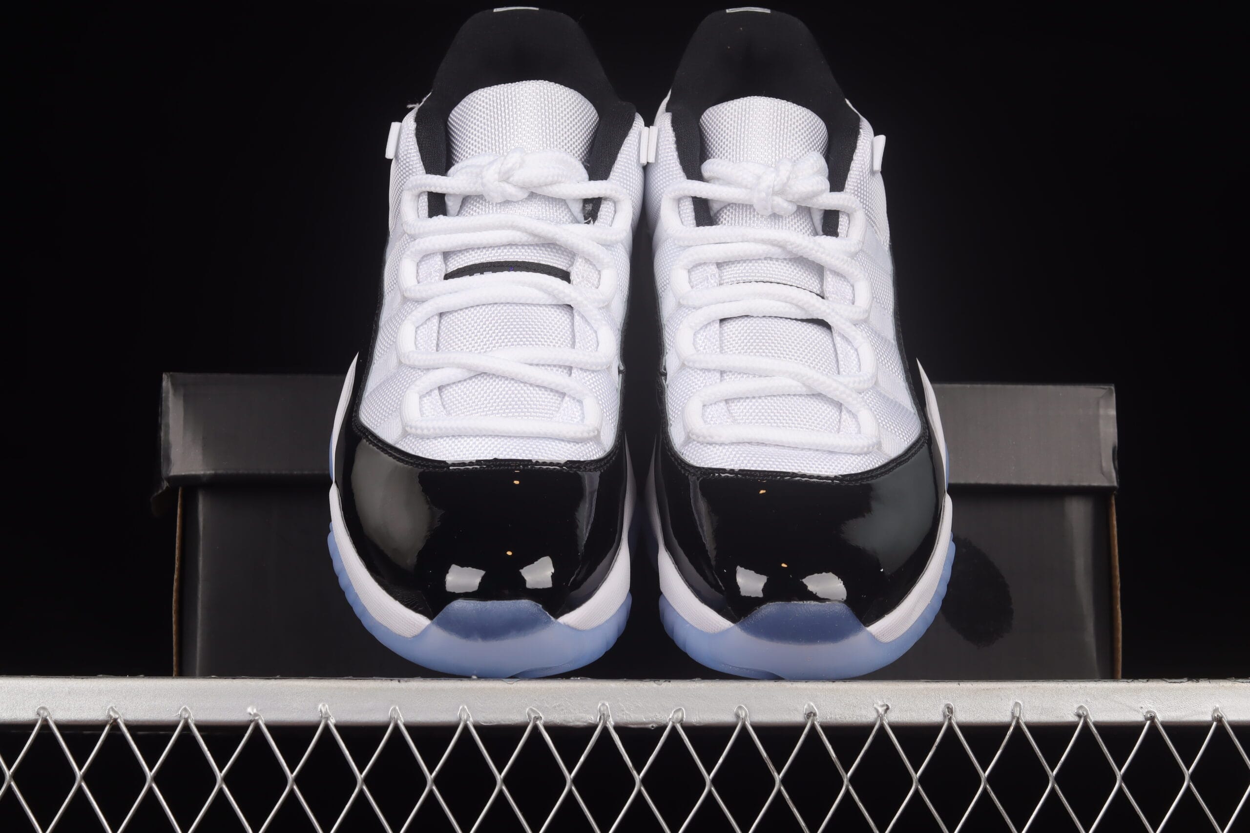 Air Jordan 11 Retro Low Concord