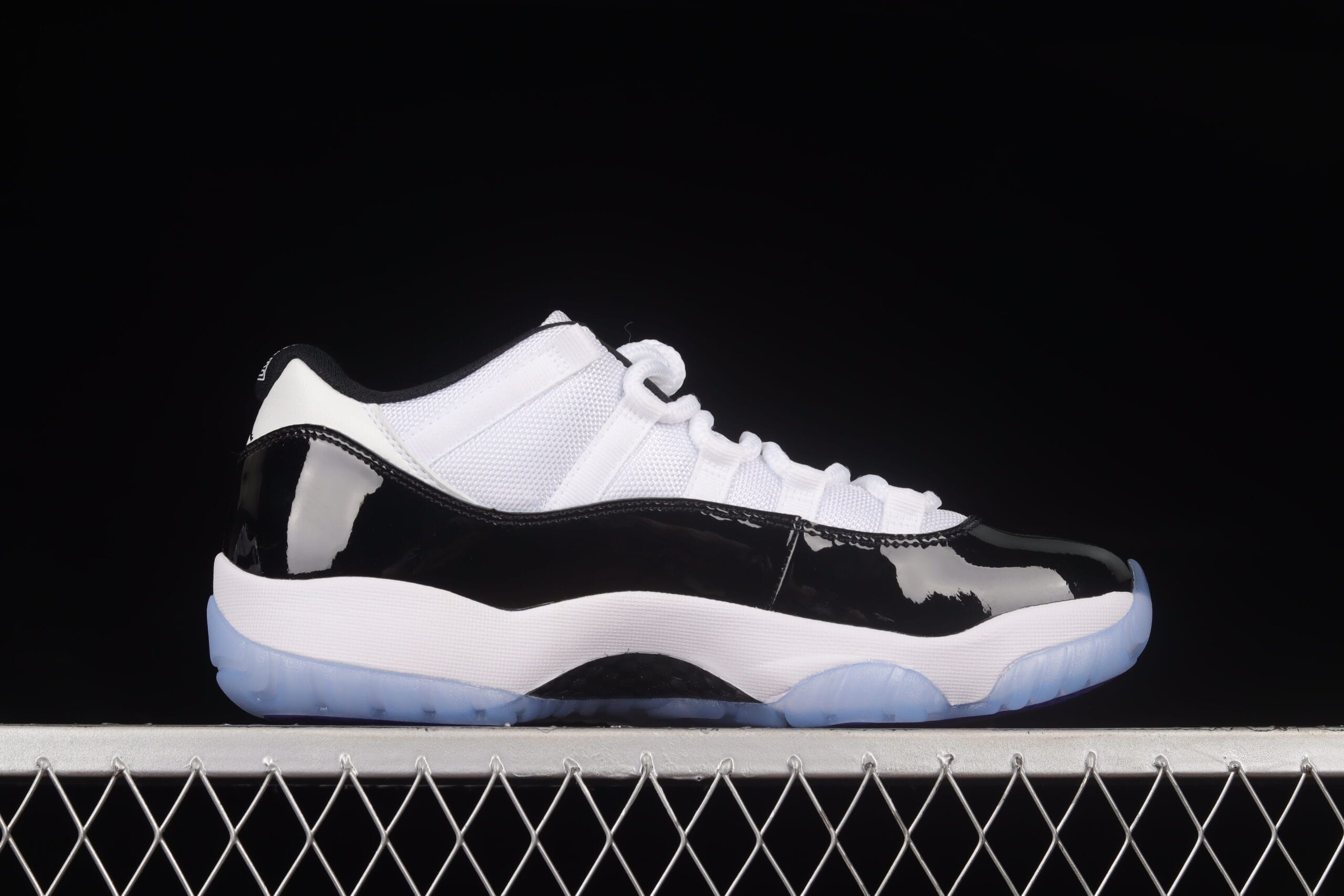 Air Jordan 11 Retro Low Concord