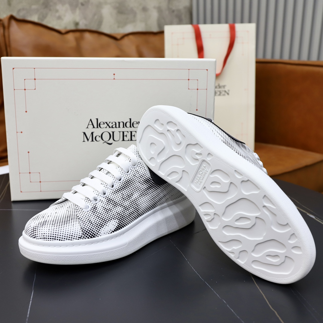 Alexander McQueen's classic star hit all-match white shoes