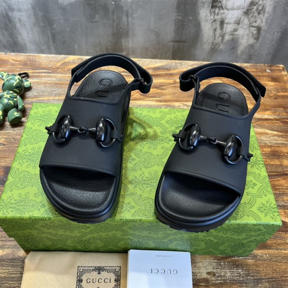 GUCCI WOMEN’S HORSEBIT FLATFORM SANDAL BLACK RUBBER – GSL016