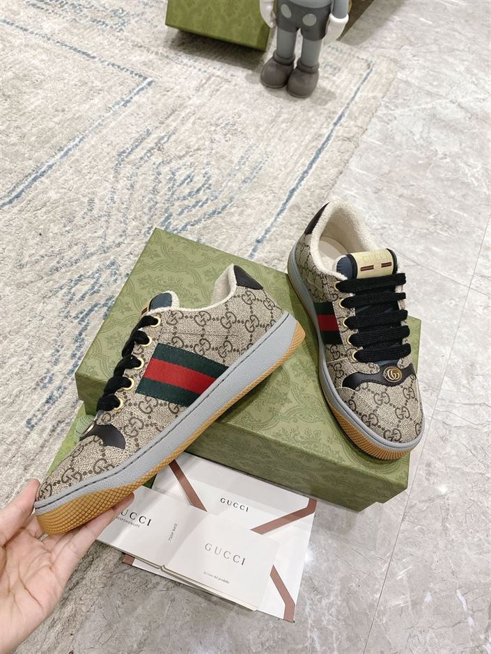 GUCCI MEN’S SCREENER SNEAKER IN BEIGE AND EBONY GG SUPREME – GCC055