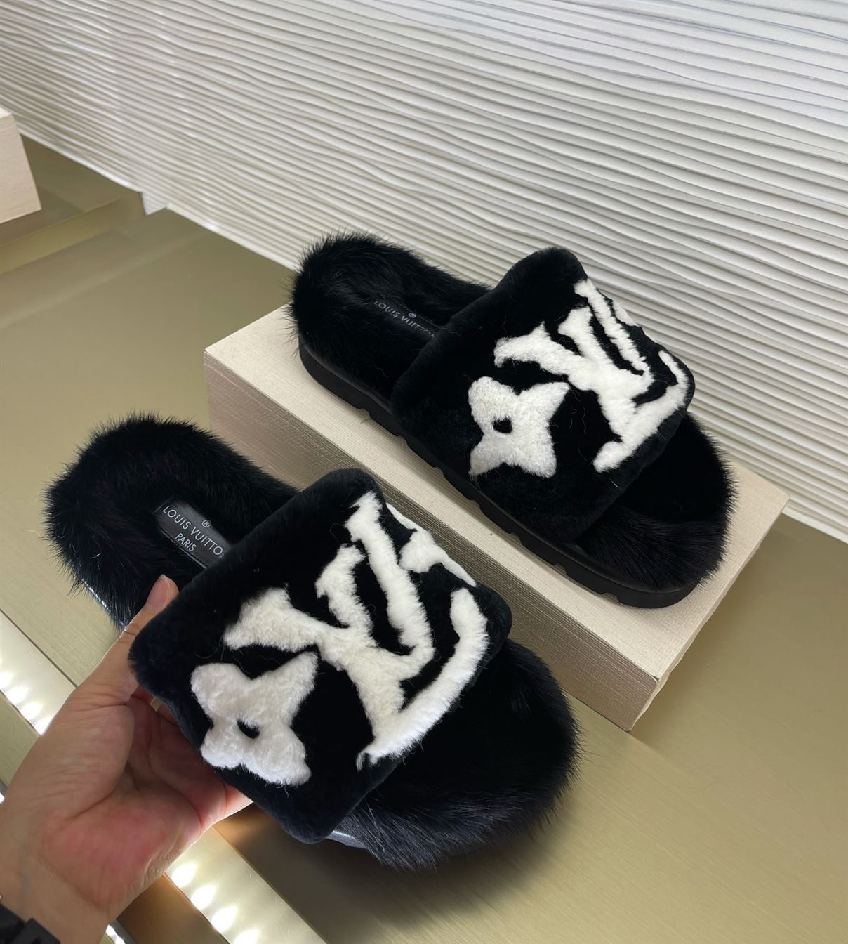 LOUIS VUITTON POOL PILLOW COMFORT MULES – LVSD053