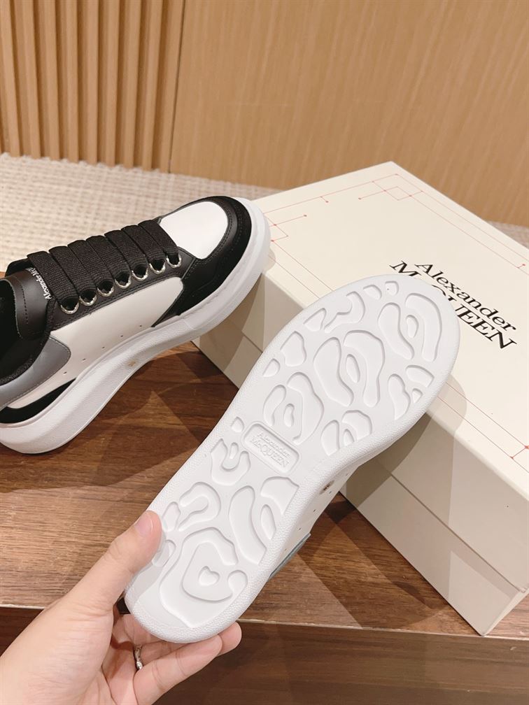 ALEXANDER MCQUEEN OVERSIZED SNEAKER IN BLACK/WHITE – ALD039