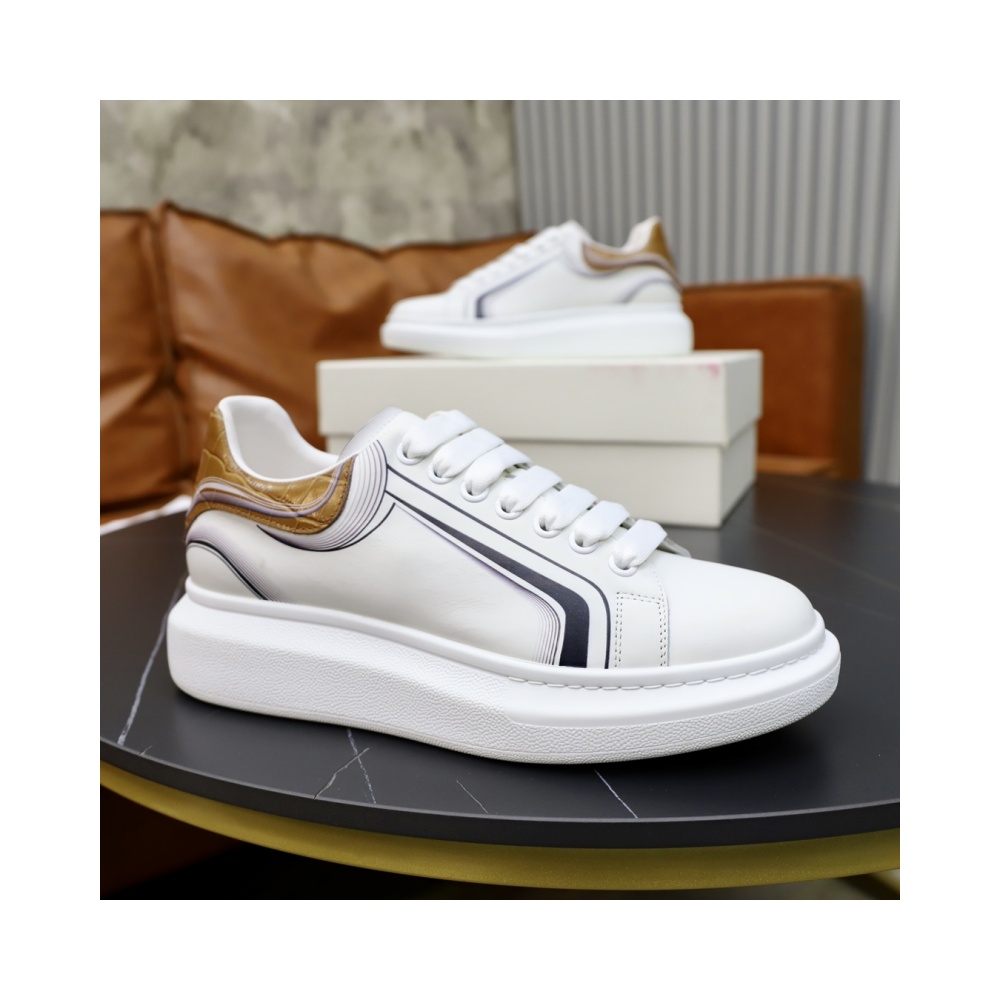 Alexander McQueen's classic star hit all-match white shoes