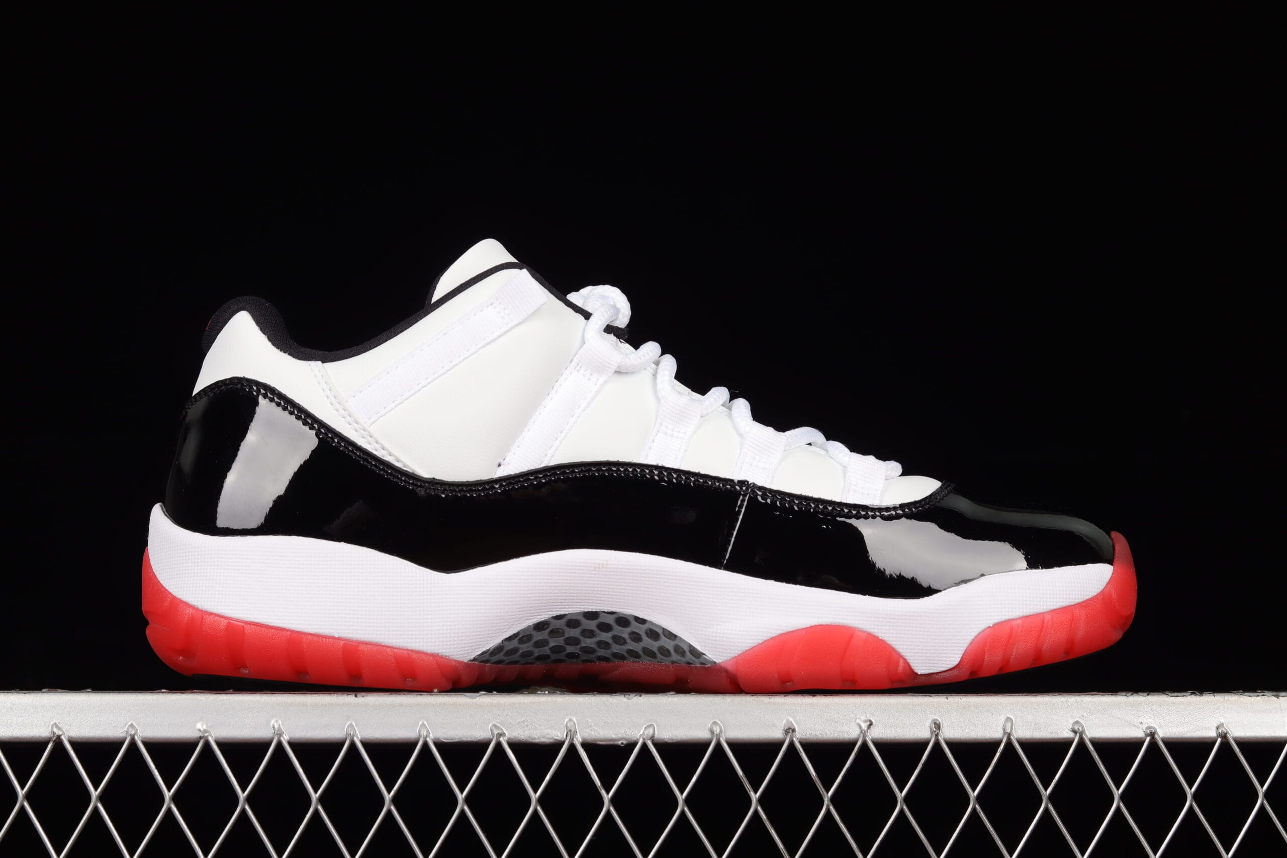 Jordan 11 Retro Low, Concord Bred