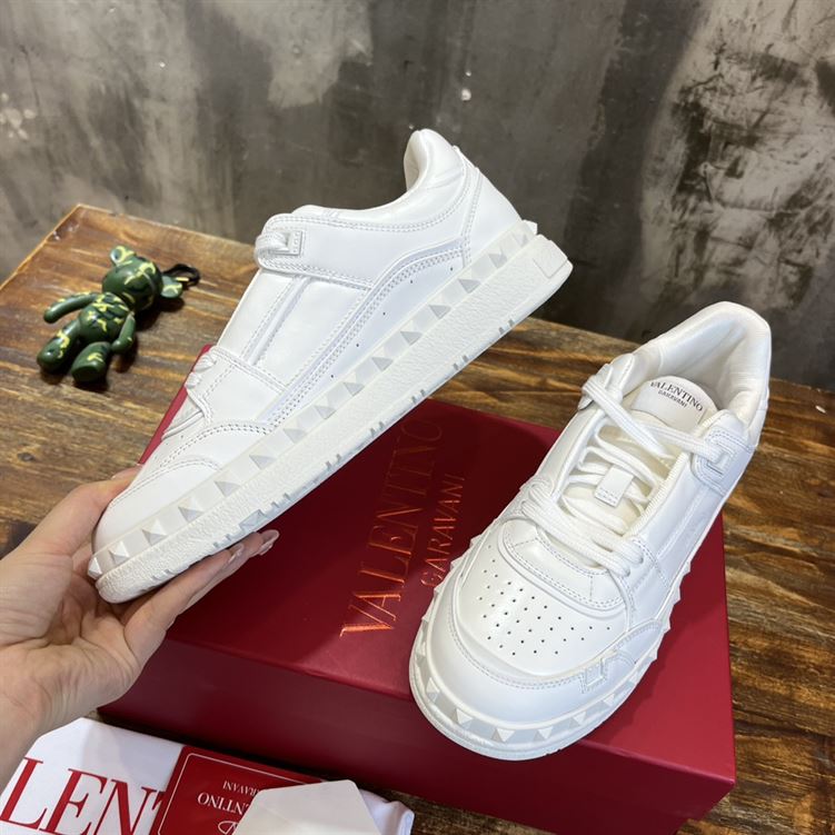 VALENTINO FREEDOTS LOW-TOP SNEAKER IN CALFSKIN – VN003