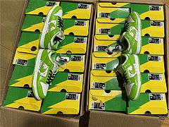 Supreme x Nike SB Dunk Low