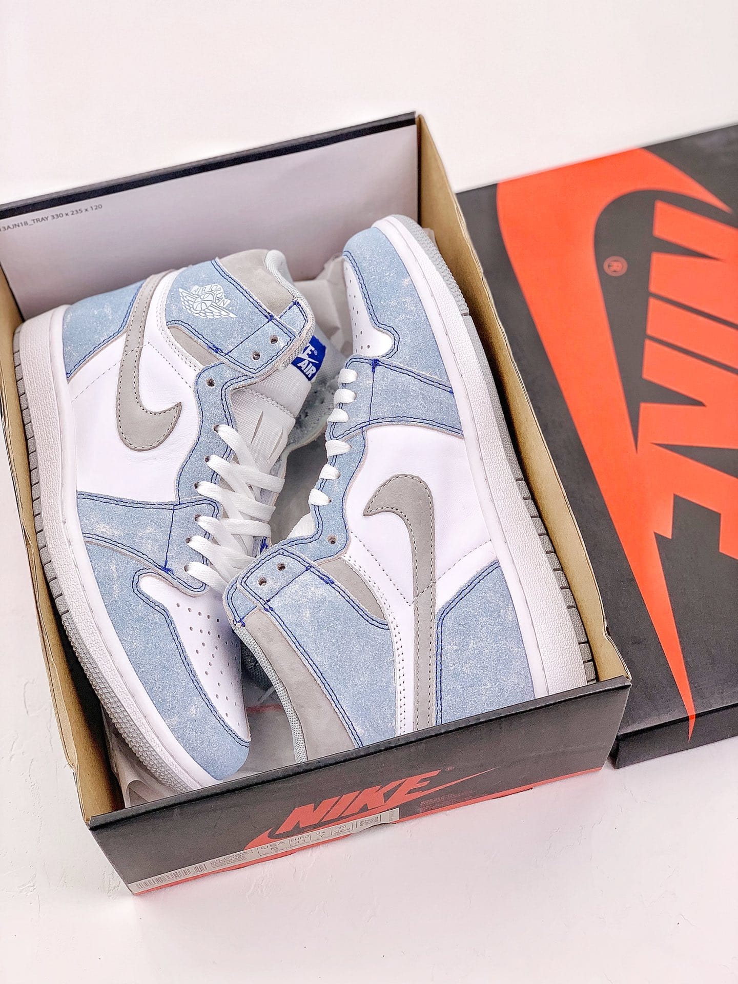 Air Jordan 1 Retro High OG Hyper Royal