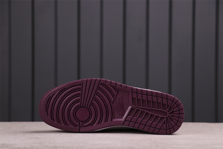Jordan 1 Retro High OG Bordeaux