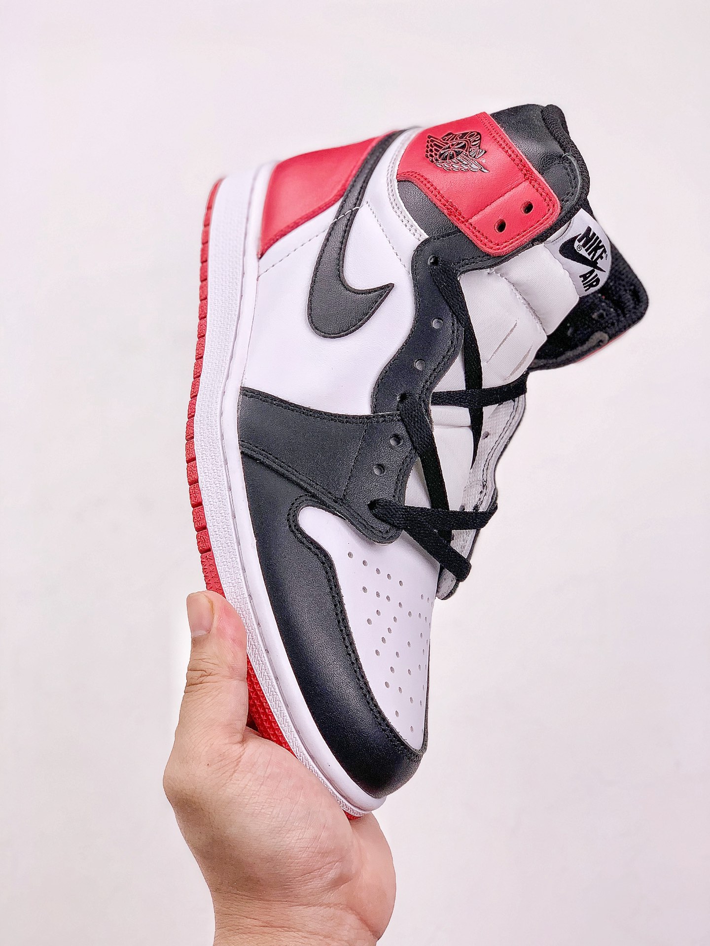 Jordan 1 Retro Black Toe (2016)