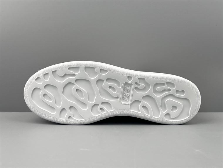 ALEXANDER MCQUEEN OVERSIZED SNEAKER – ALD038