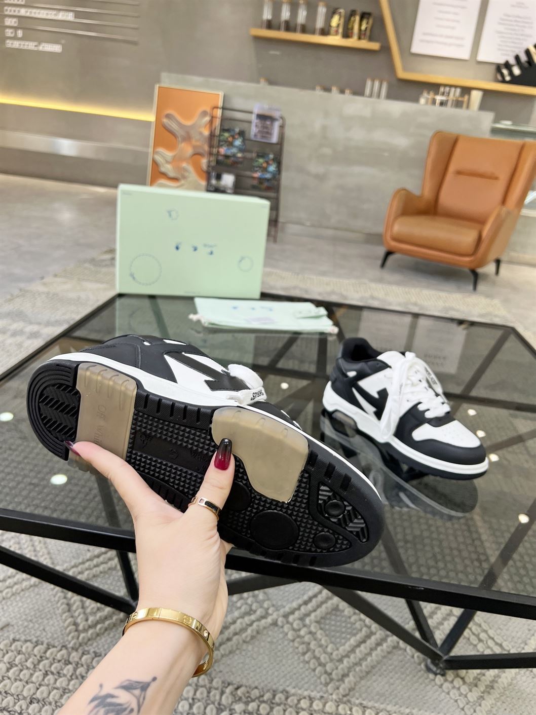 OFF-WHITE OUT OF OFFICE BLACK WHITE SNEAKER – OFW015