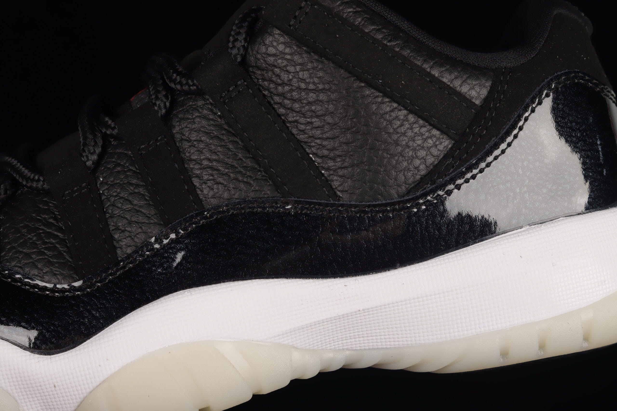 Jordan 11 Retro Low 72-10, Black/White/Sail/Gym Red