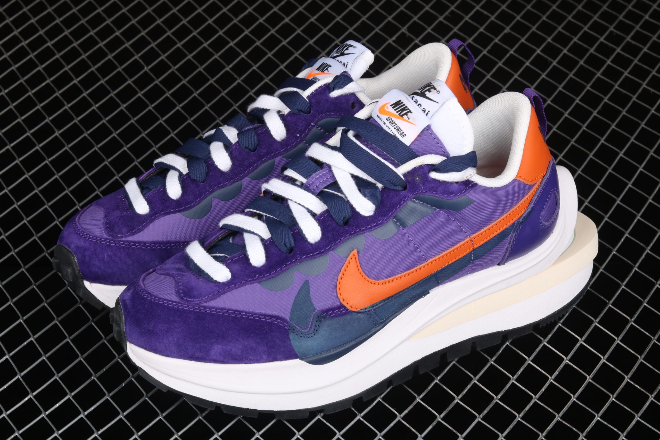 Nike Vaporwaffle, Sacai Dark Iris