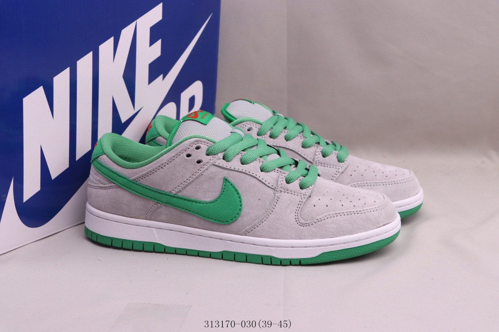 Nike SB Dunk Low Medusa
