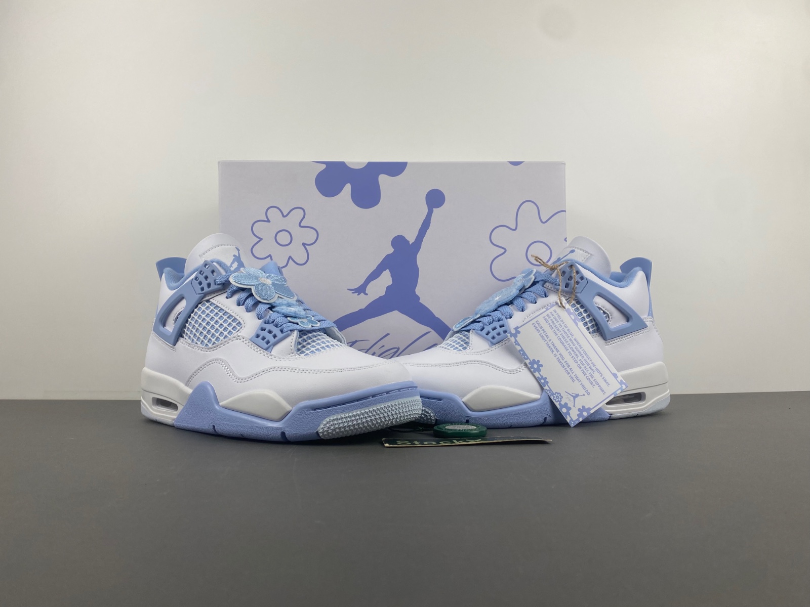 Air Jordan 4 WMNS ‘Aluminum.’