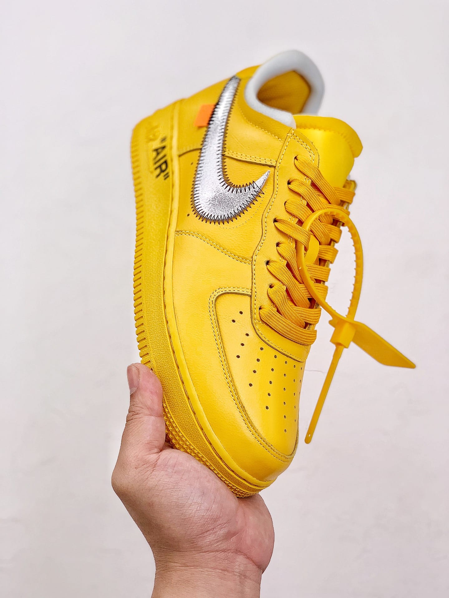 Nike Air Force 1 Low OFF-WHITE University Gold Metallic Silver