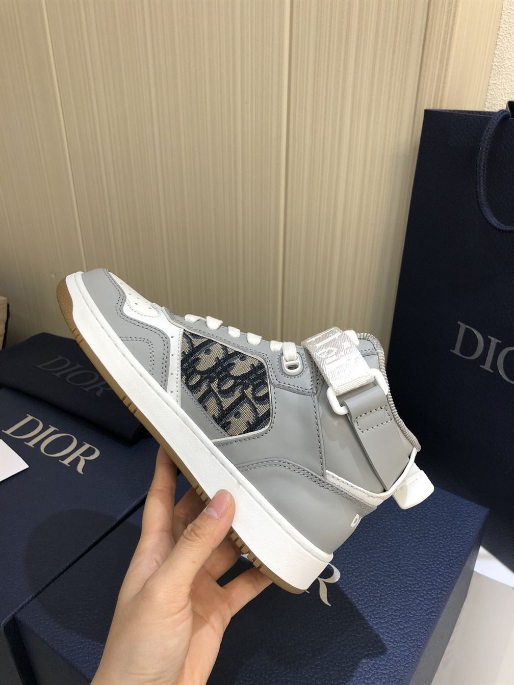 DIOR B27 HIGH-TOP SNEAKER – DO009