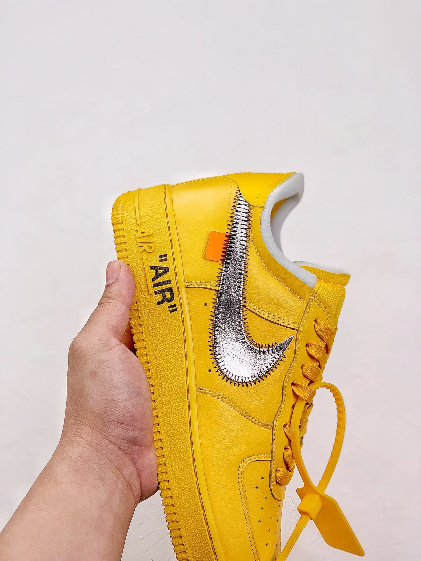 Nike Air Force 1 Low OFF-WHITE University Gold Metallic Silver