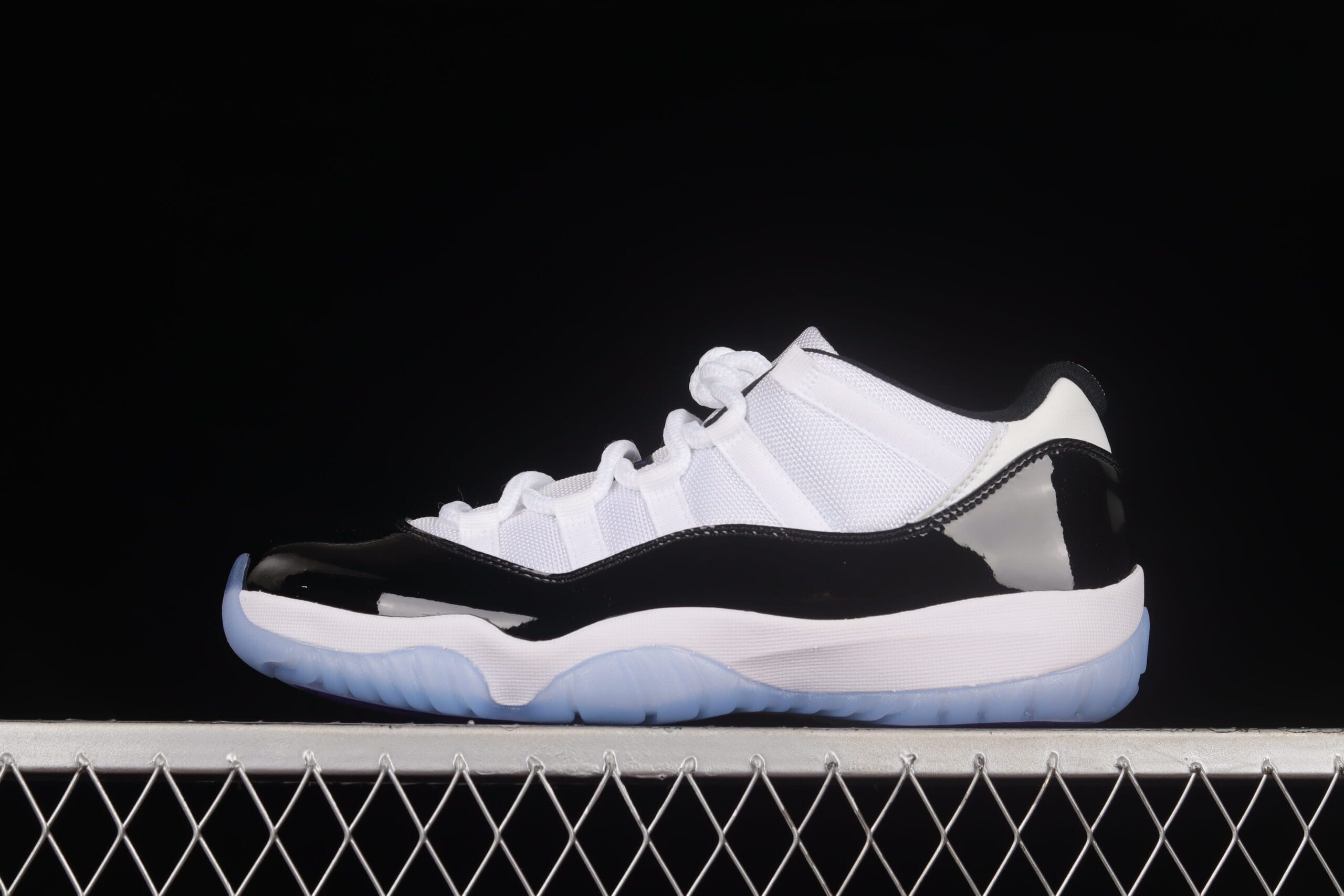 Air Jordan 11 Retro Low Concord