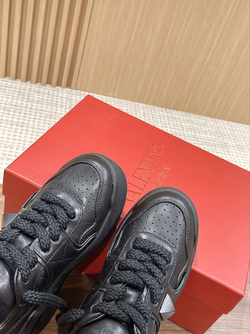 VALENTINO ONE STUD XL NAPPA LEATHER LOW-TOP SNEAKER – VN009