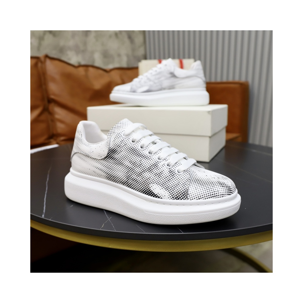 Alexander McQueen's classic star hit all-match white shoes