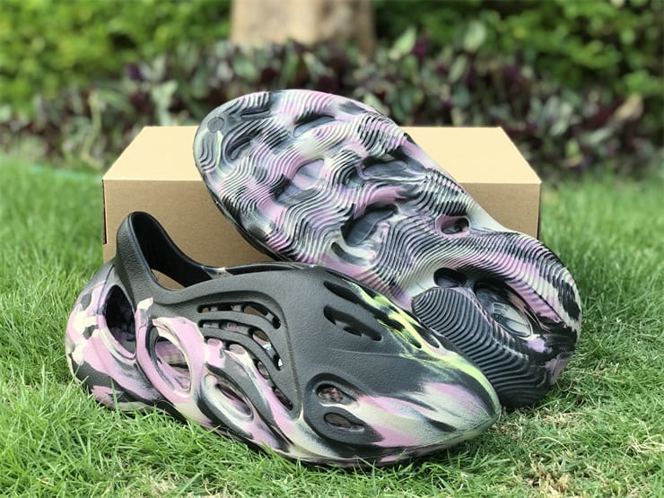 Yeezy Foam Runner”MX Carbon”