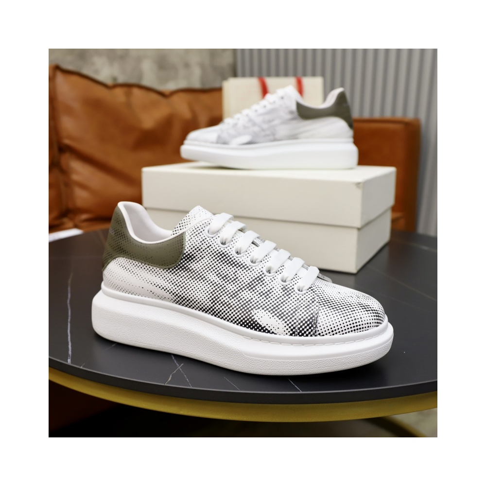 Alexander McQueen's classic star hit all-match white shoes