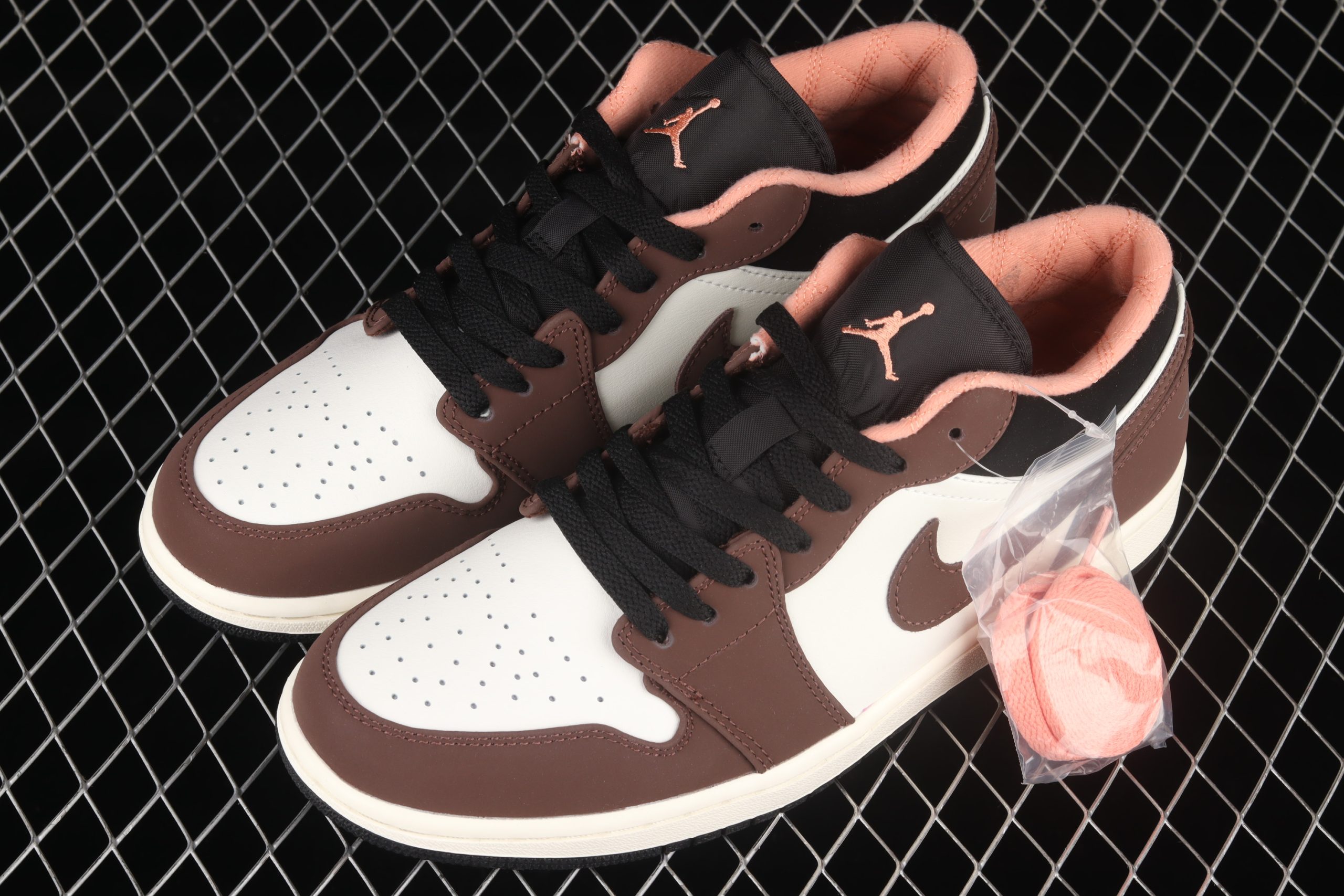 Jordan 1 Low Mocha