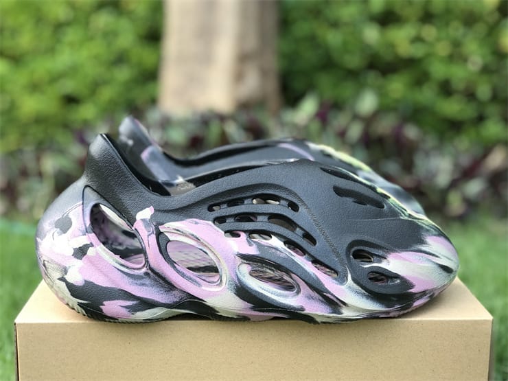Yeezy Foam Runner”MX Carbon”