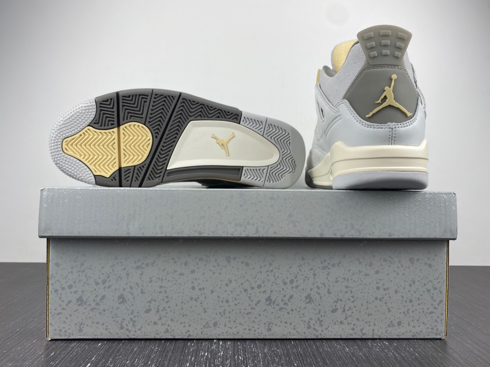 Air Jordan 4 SE Craft Photon Dust