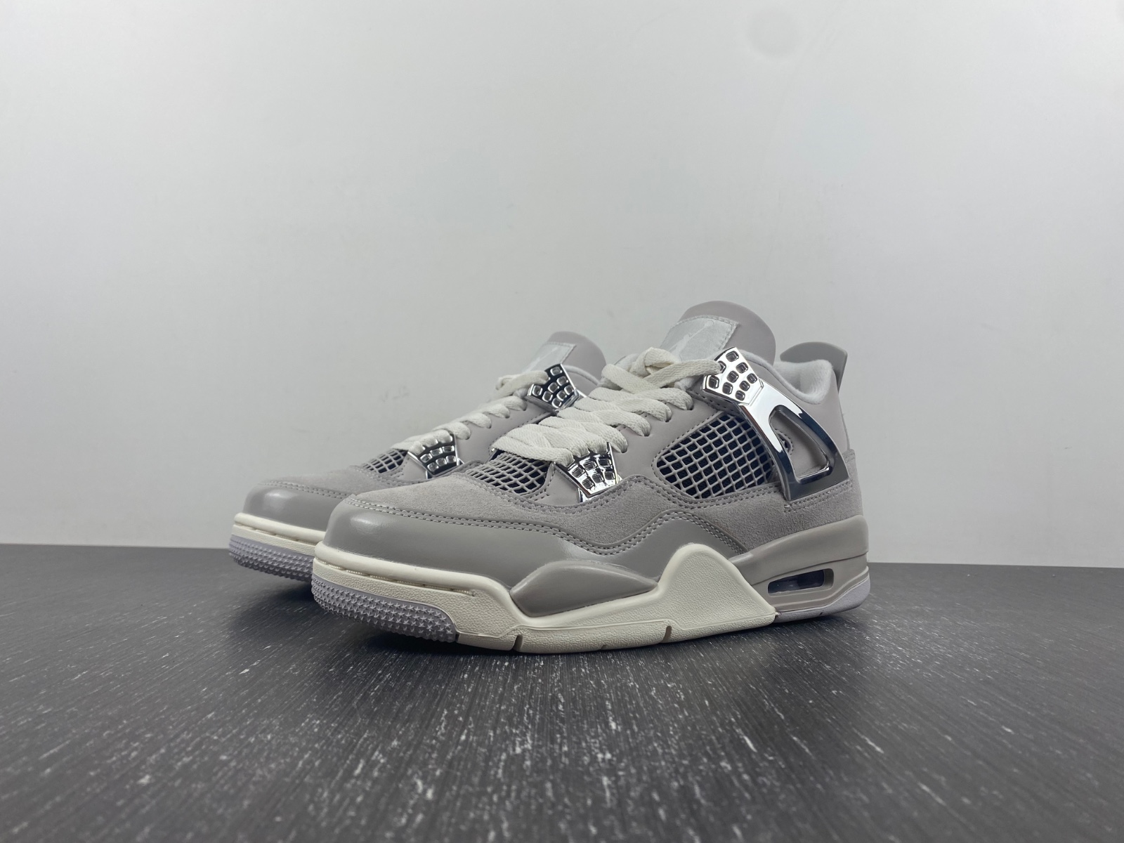 Air Jordan 4 Frozen Moments