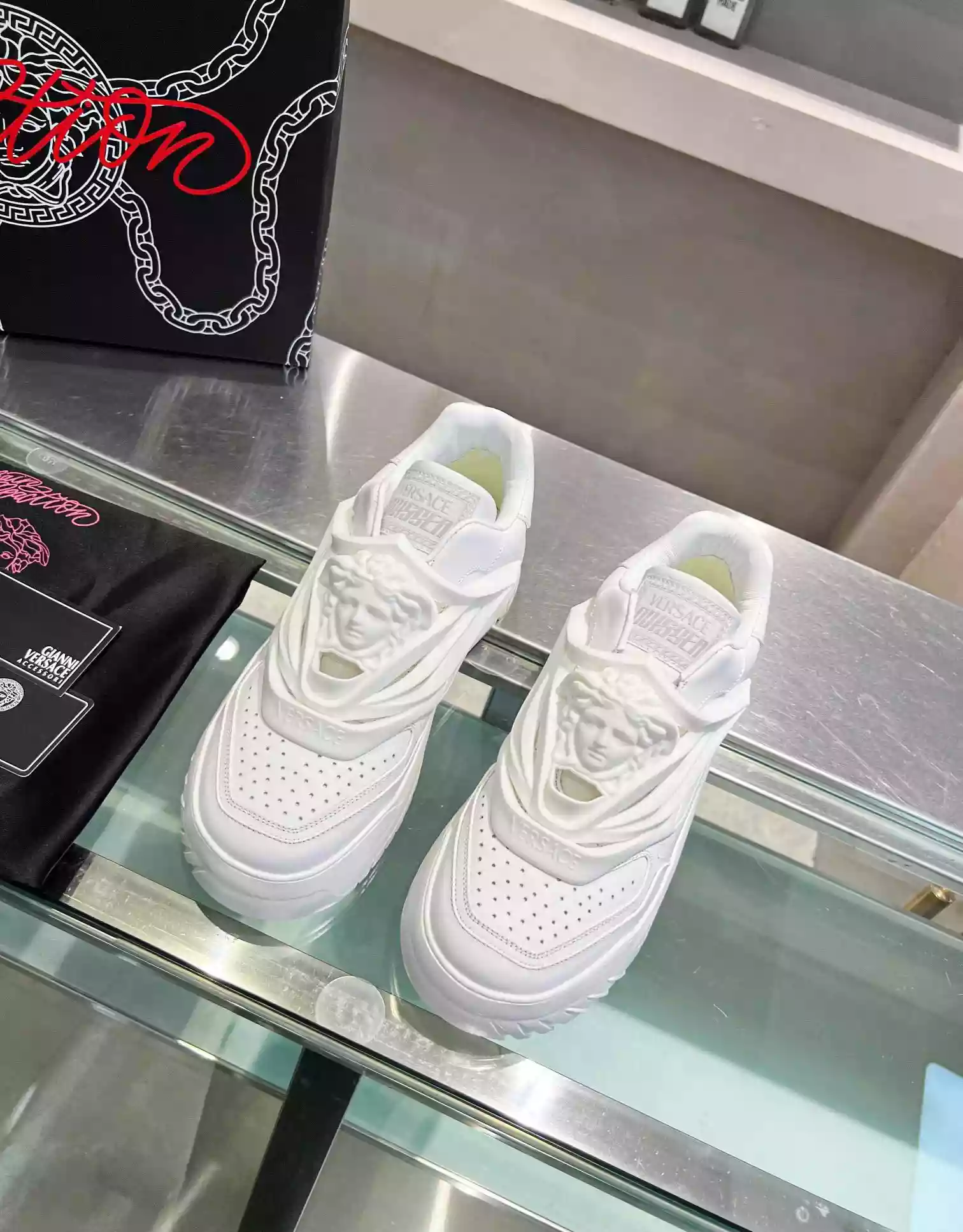 VERSACE WOMEN’S ODISSEA SNEAKERS IN WHITE LEATHER – VSS020