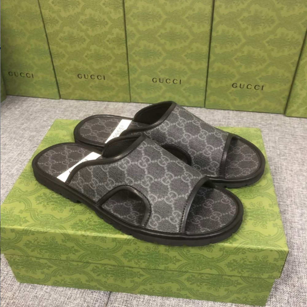 GUCCI MEN’S GG SUPREME SLIDE SANDAL – GSL035