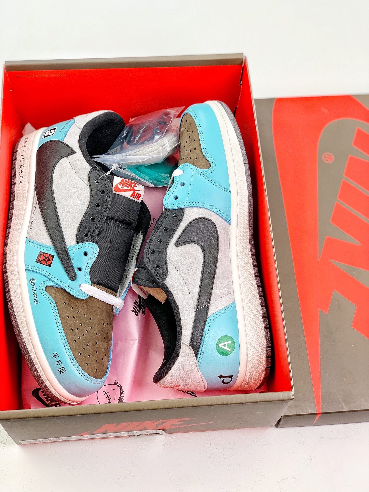 Jordan 1 Low Russian Travis Scott