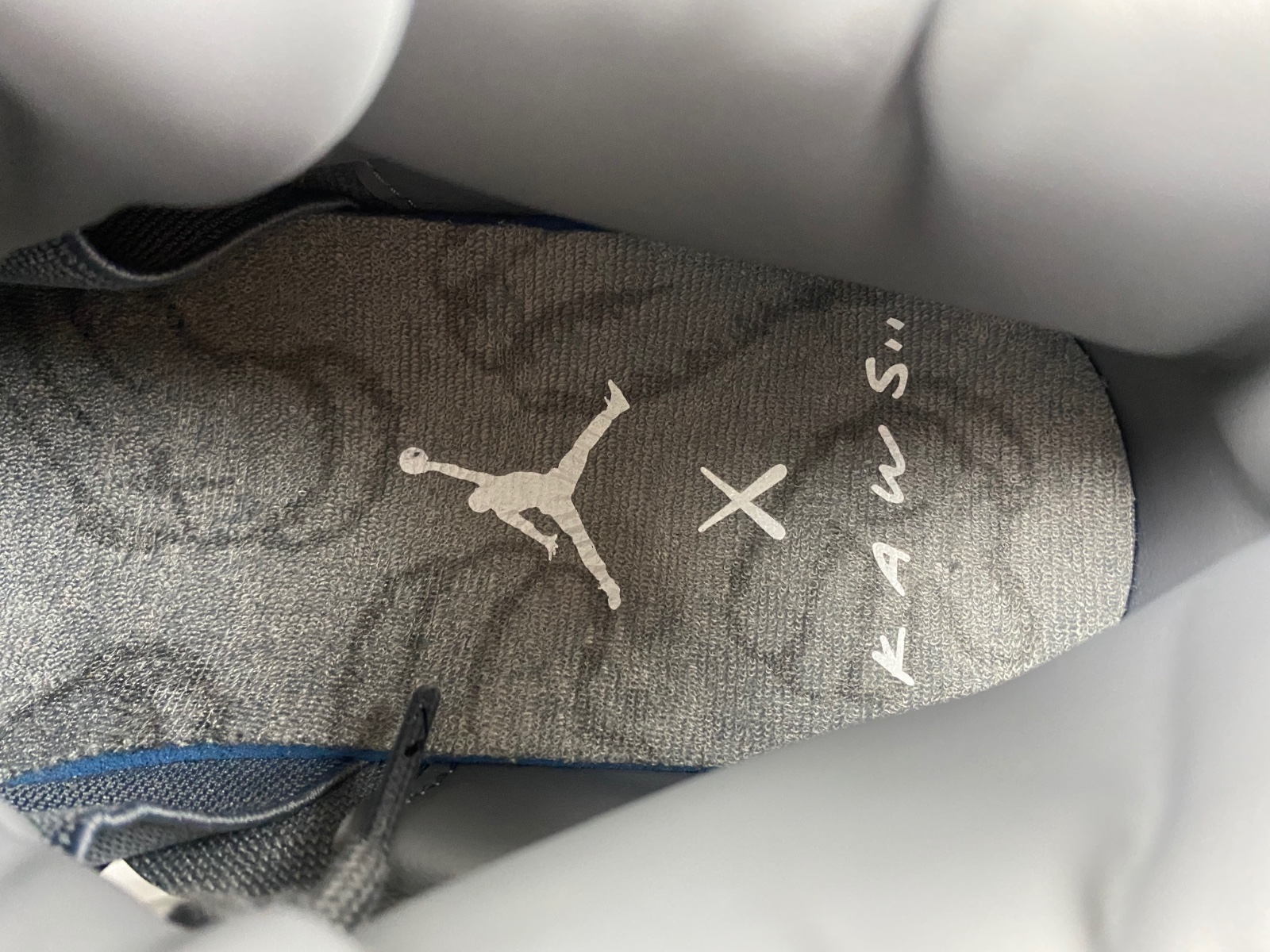 Air Jordan 4 Retro Kaws