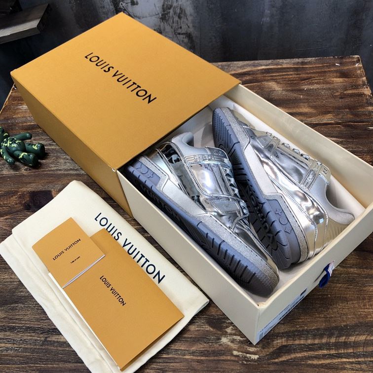 LOUIS VUITTON TRAINER SNEAKERS IN SILVER METALLIC CANVAS – LVS035