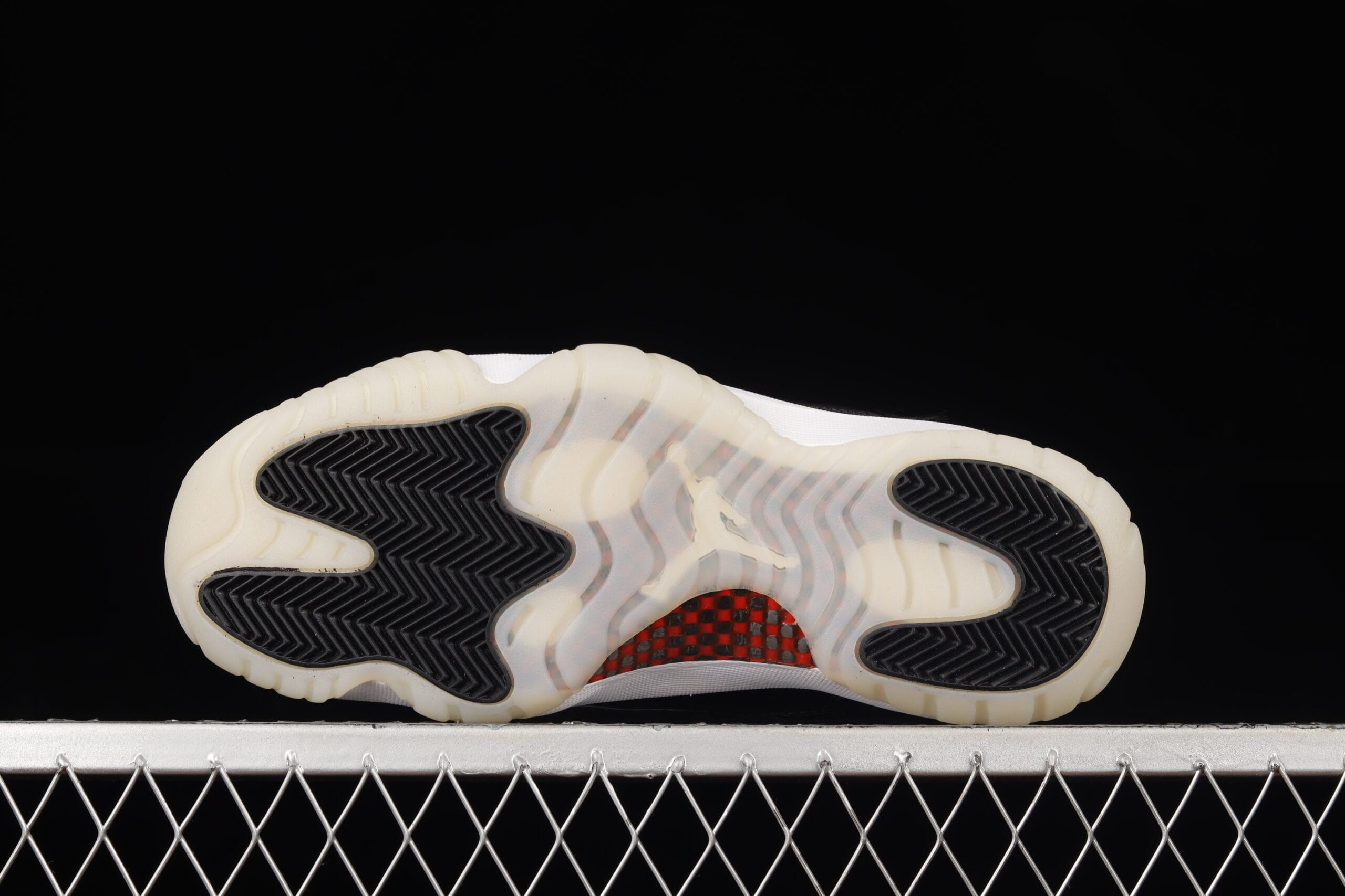 Jordan 11 Retro Low 72-10, Black/White/Sail/Gym Red