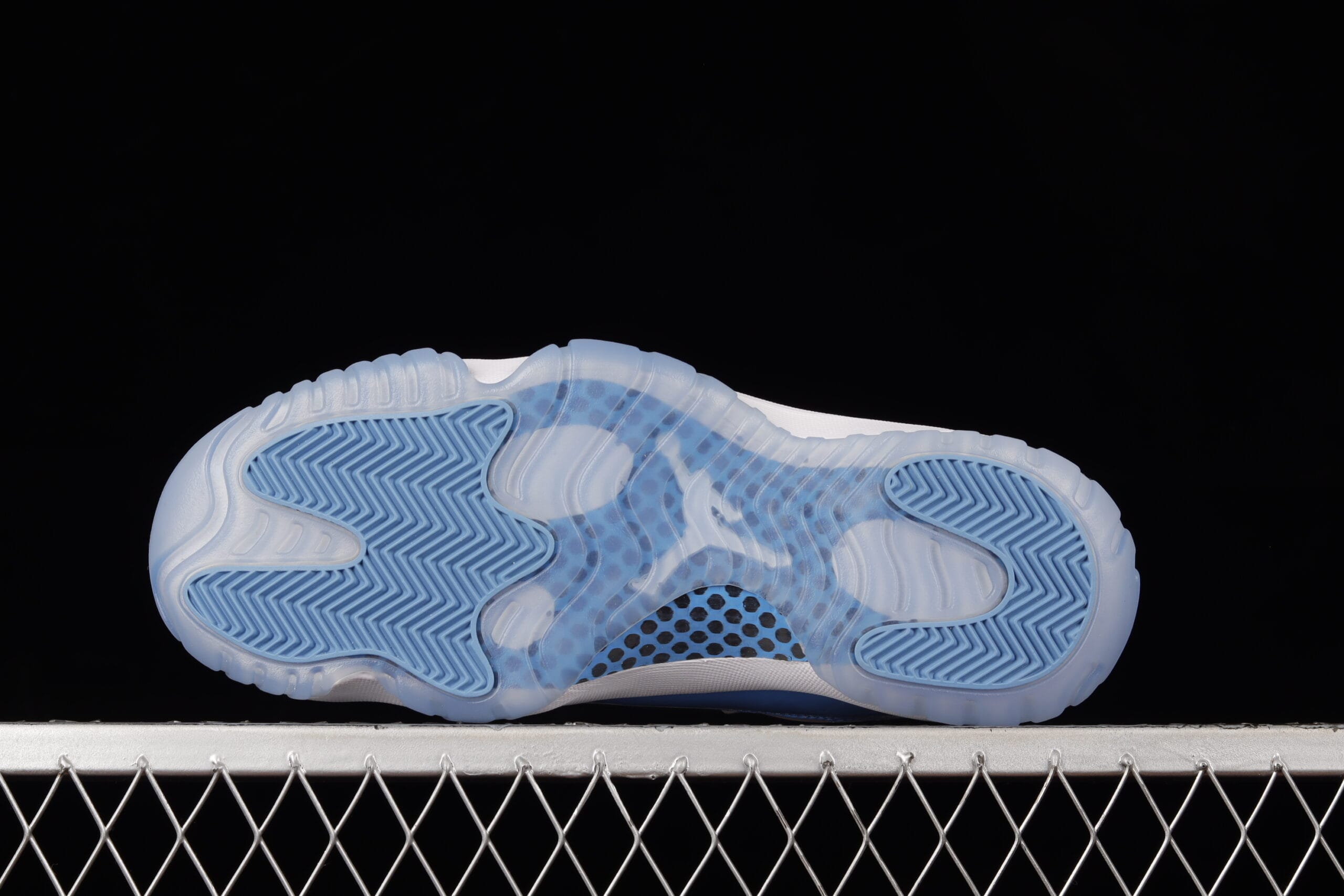 Jordan 11 Retro Low University Blue