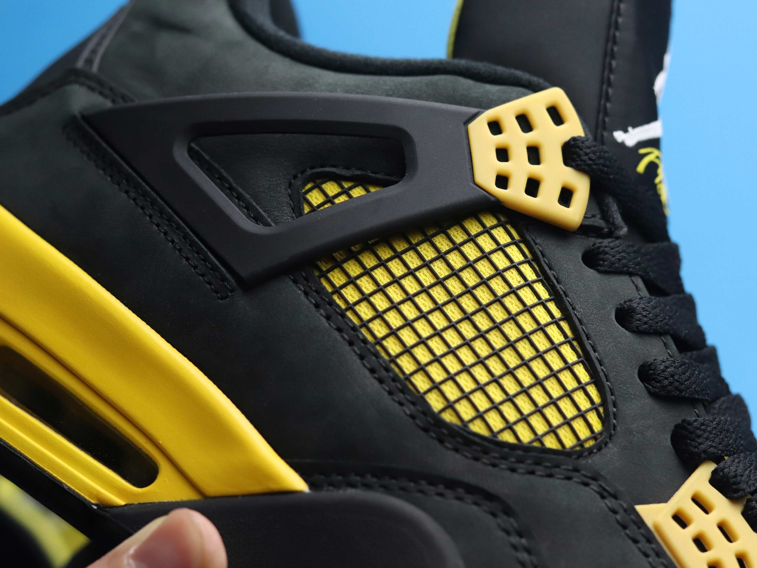 Air Jordan 4 Retro Thunder Yellow